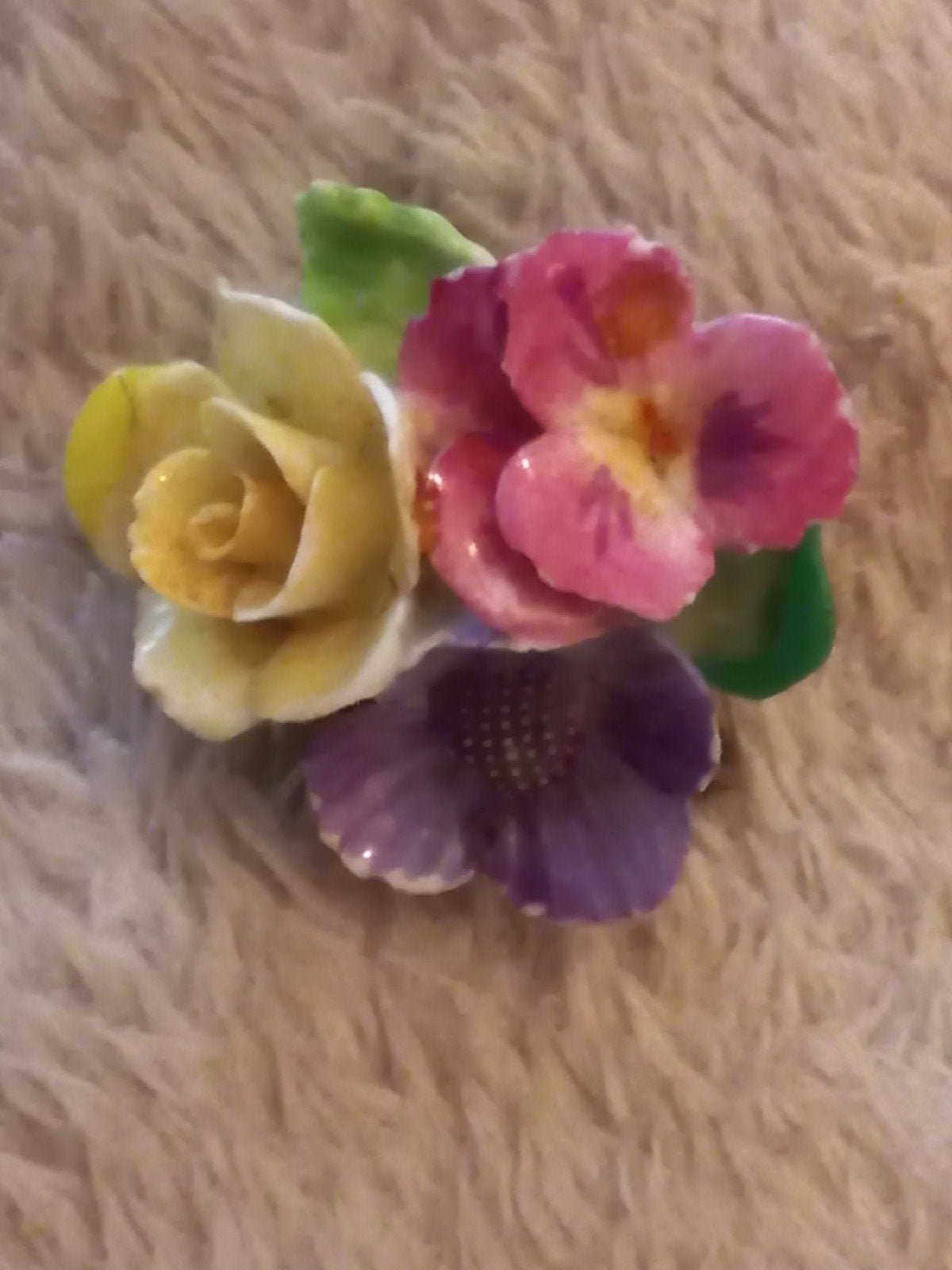 Vintage porseleinen bloemen broche Crown Staffordshire, Overige materialen, 4 tot 7 cm, Gebruikt, Overige kleuren