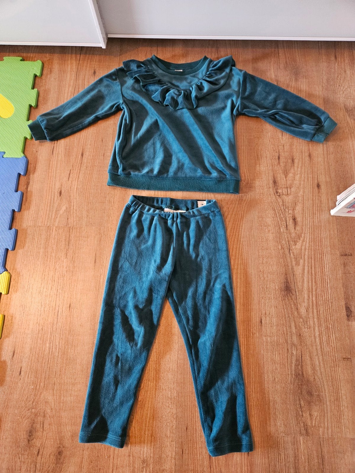 Velours setje H&M maat 104 kleur groen, Gebruikt, Meisje, H&M, Ophalen of Verzenden