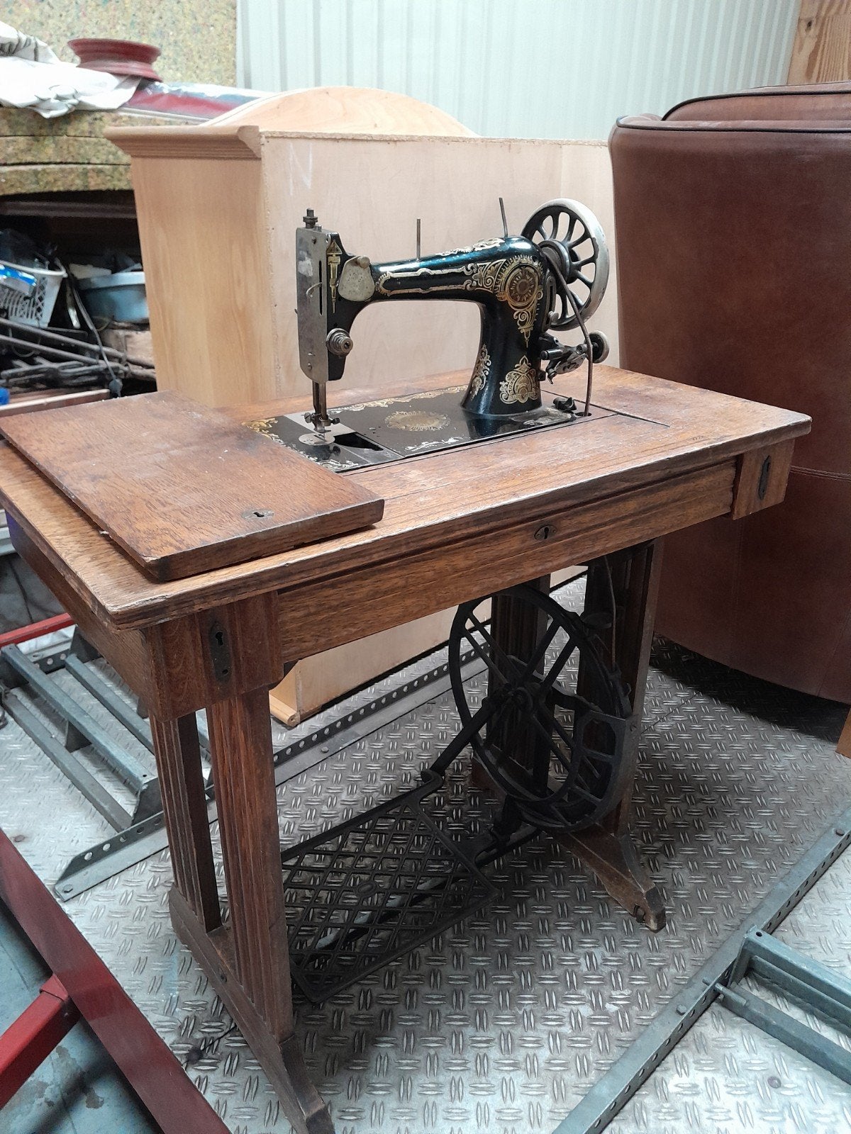 Te koop antieke trapnaaimachine, Ophalen