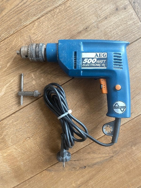 Duurzame, regelbare boormachine topmerk (AEG), Doe-het-zelf en Verbouw, Gereedschap | Boormachines, Ophalen, Gebruikt, 400 tot 600 watt
