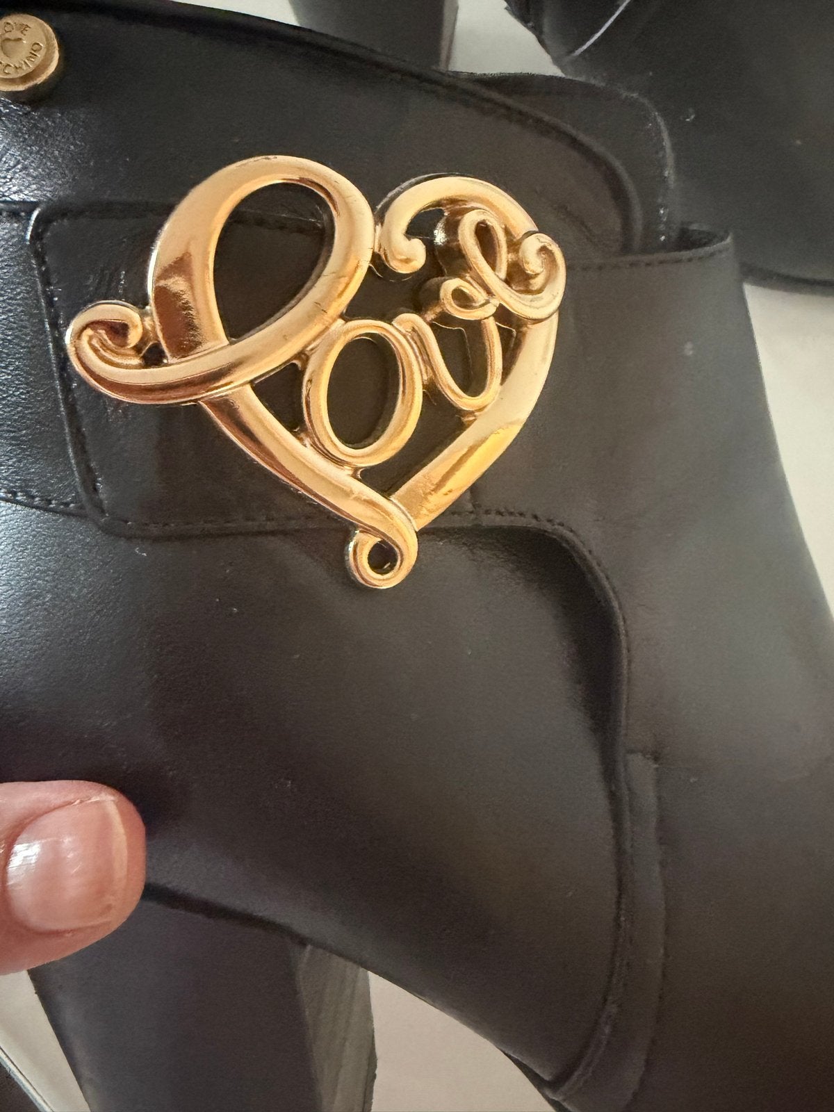 Moschino laarsjes maat 37 - Nieuw met gouden 'Love' detail, Zwart, Lage of Enkellaarzen, Nieuw, Ophalen of Verzenden