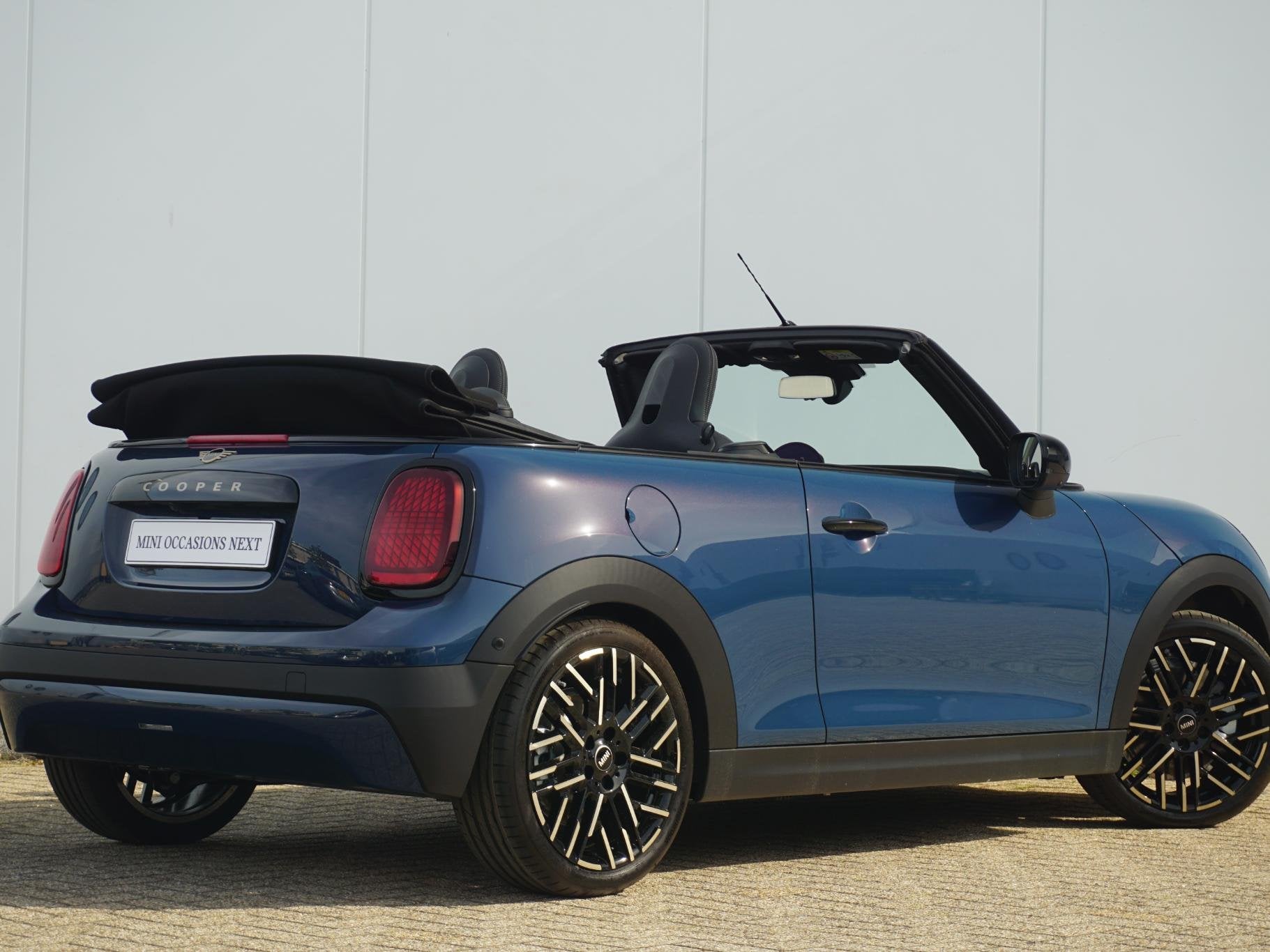 MINI Cabrio Cooper C | Favoured | Stoelverwarming | Pakket X, Auto's, Mini, 1998 cc, Origineel Nederlands, Bedrijf, Mini Next