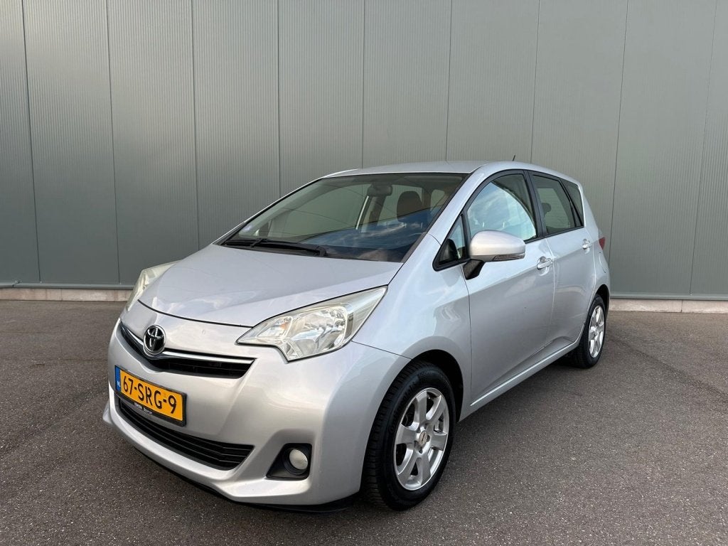 Toyota Verso-S 1.3 VVT-i Aspiration AIRCO | NAVI | TREKHAAK, Auto's, Euro 5, 4 cilinders, Verwarmde buitenspiegels, 1055 kg