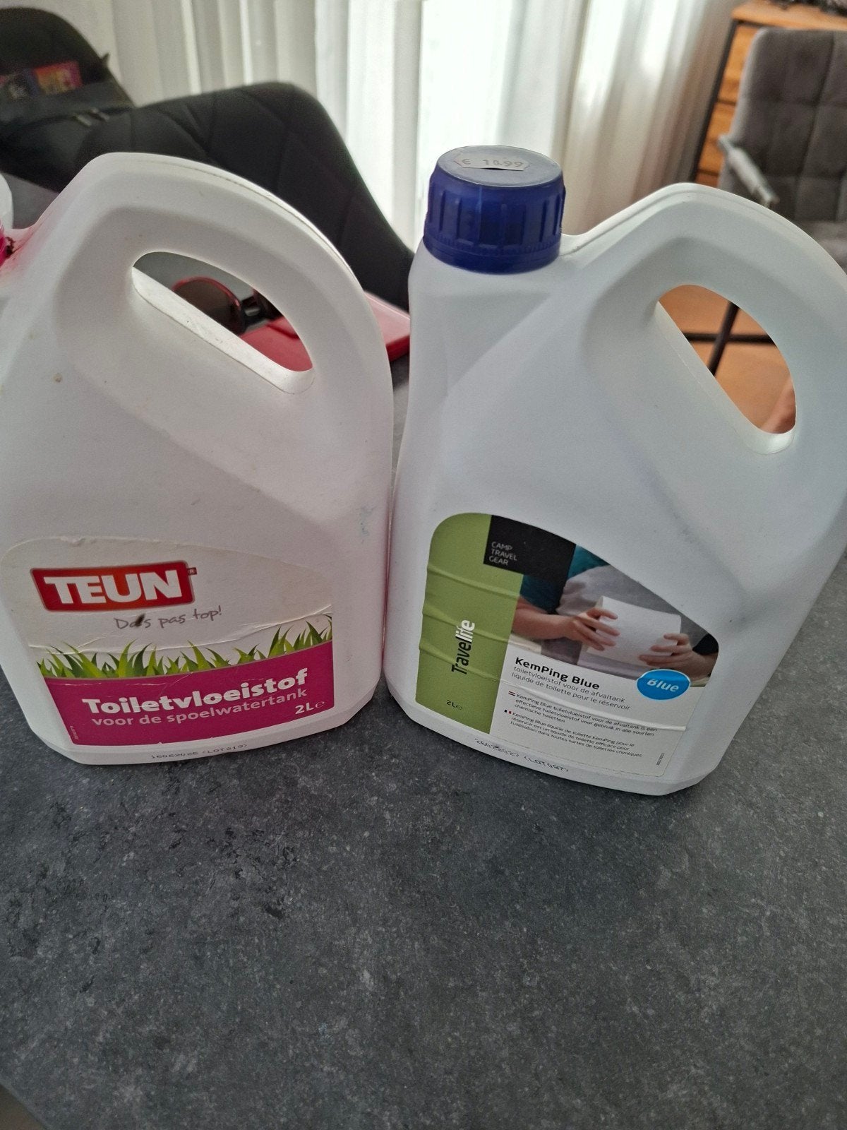 2 flessen voor chemice toilet 1blauw en 1 rose  samen 5 euro, Caravans en Kamperen, Ophalen