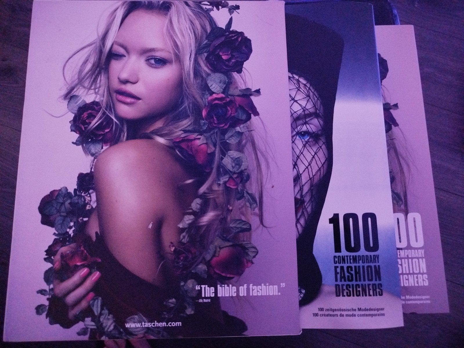 TASCHEN 10O CONTEMPORARY FASHION DESIGNERS 2 DELEN CASSETTE, Boeken, Taschen, Ophalen of Verzenden, Zo goed als nieuw, Mode algemeen