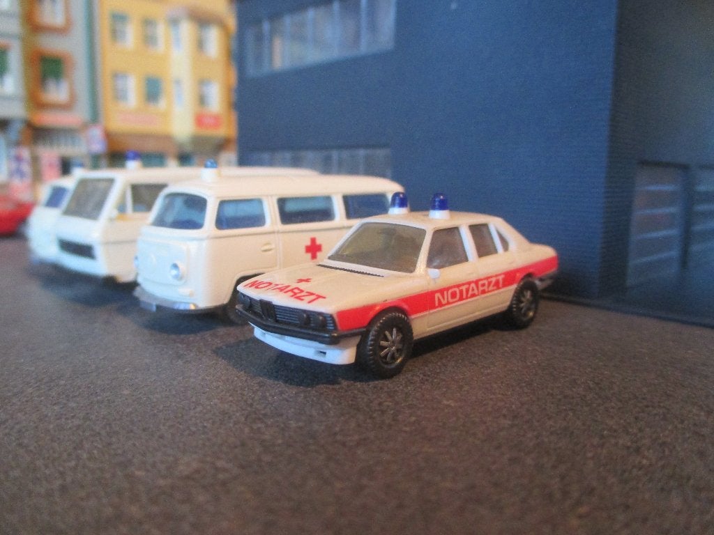 BMW E12 5-Serie 525 i - Notarzt Ambulance #2 met klein kruis, Hobby en Vrije tijd, Ophalen of Verzenden, Gebruikt, Auto, Herpa