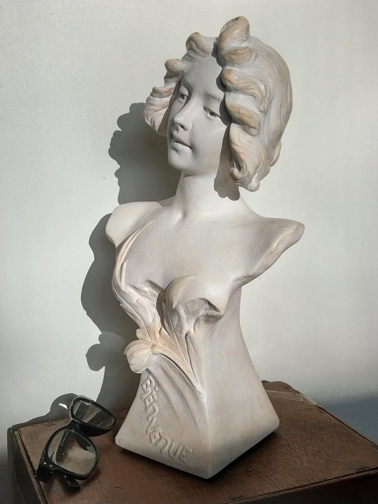 Art Nouveau gipsen damesbuste borstbeeld Bienvenue 35 cm, Antiek en Kunst, Kunst | Beelden en Houtsnijwerken, Ophalen of Verzenden