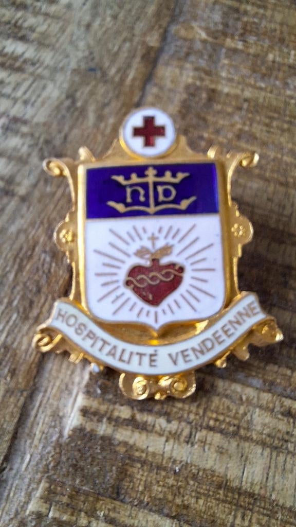 Oude geemailleerde religieuze speld Hospitalite Vendeenne, Ophalen of Verzenden
