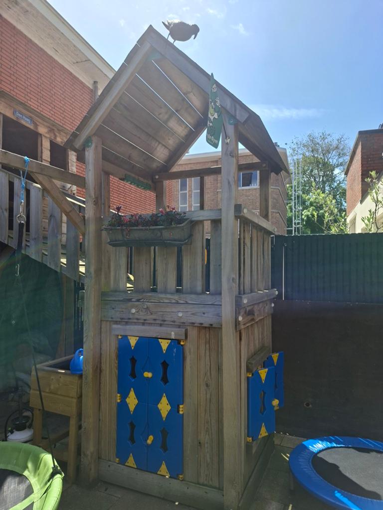 Houten speelhuisje met deurtjes, nog uit elkaar te halen, Ophalen, Gebruikt, Hout