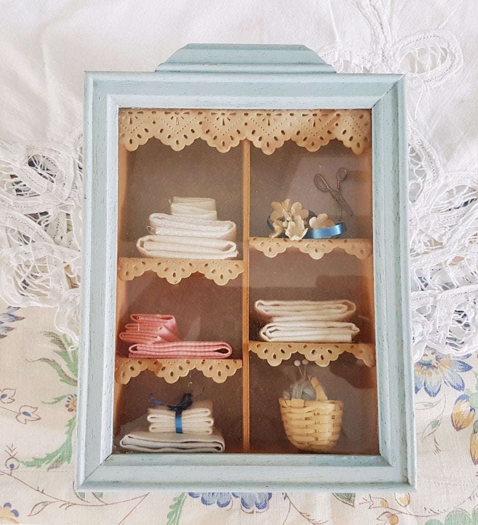 Diorama, Kijkkastje, ingericht als linnenkastje, Antiek en Kunst, Ophalen of Verzenden