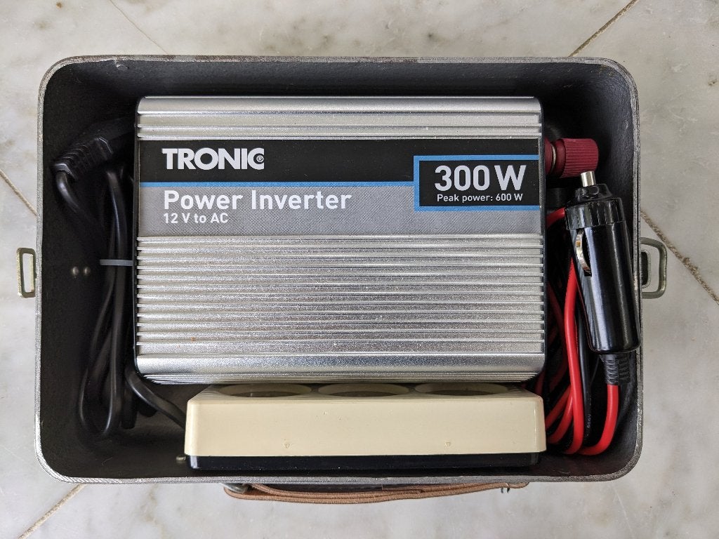 Omvormer auto 12V -- 230v 300 Watt met slof en kist, Ophalen, Zo goed als nieuw