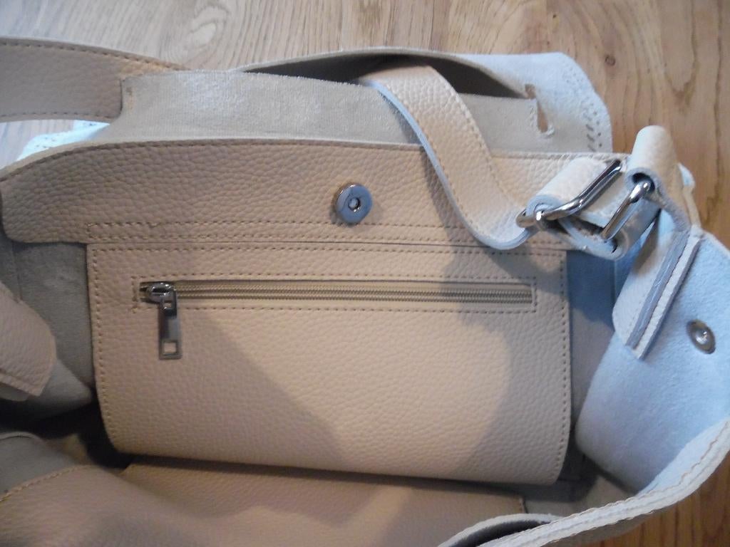 Nieuwe lichtgrijze schoudertas met band  pu leder 34-24 cm, Ophalen of Verzenden, Nieuw, Grijs, Schoudertasje