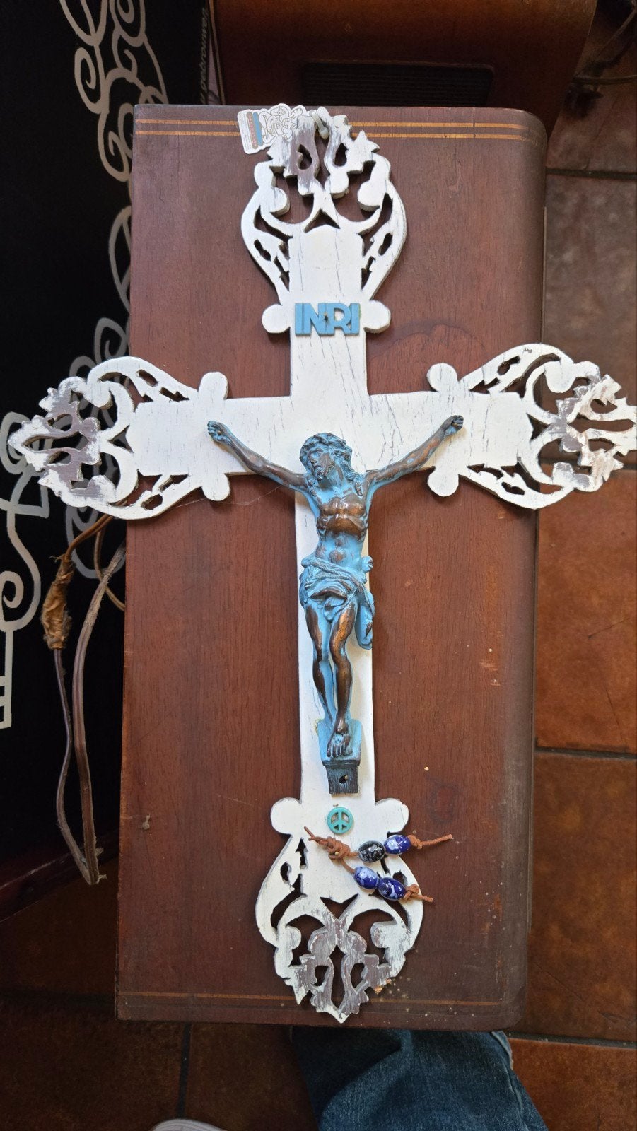Groot religieus wandkruis uit Café De Biecht, Antiek en Kunst, Ophalen of Verzenden