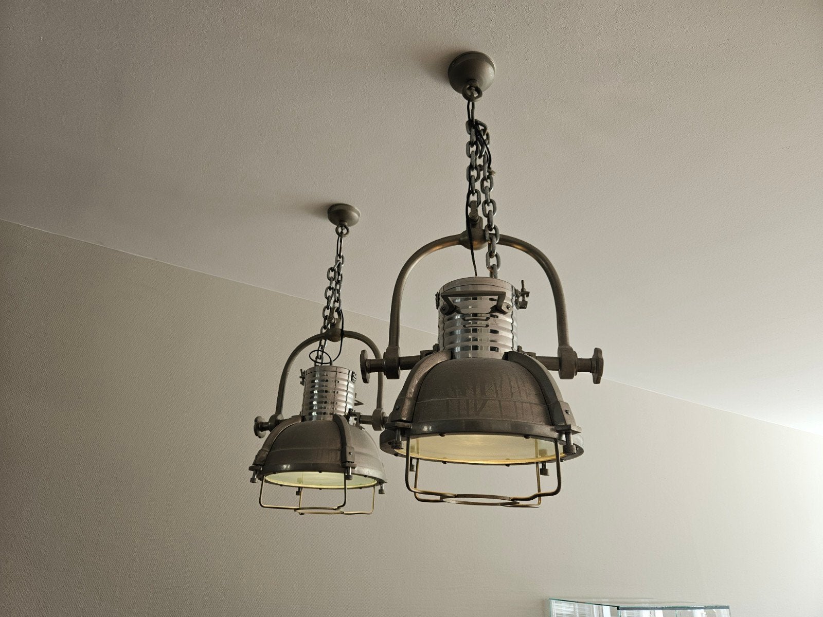 Set van 2 metalen hanglampen met bevestiging, Gebruikt, Industrieel, robuust, 50 tot 75 cm, Ophalen of Verzenden