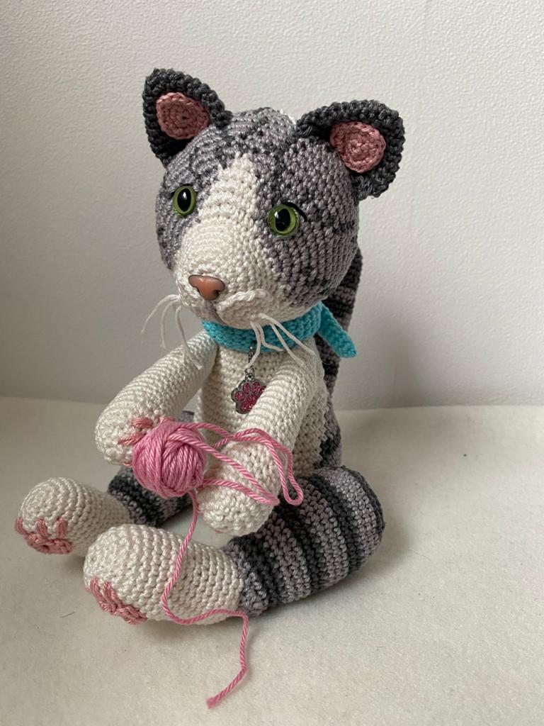 Handgemaakte Grijze Poes Cato, 20 cm, Hobby en Vrije tijd, Breien en Haken, Ophalen of Verzenden, Zo goed als nieuw, Haken, Overige typen