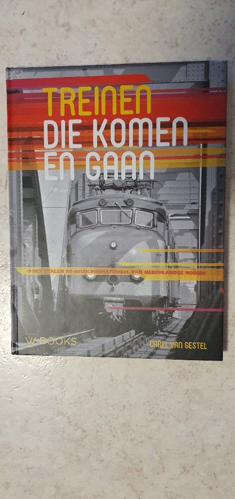 boek treinen die komen en gaan nog als nieuw, Ophalen of Verzenden, Gelezen, Carel van Gestel, Trein