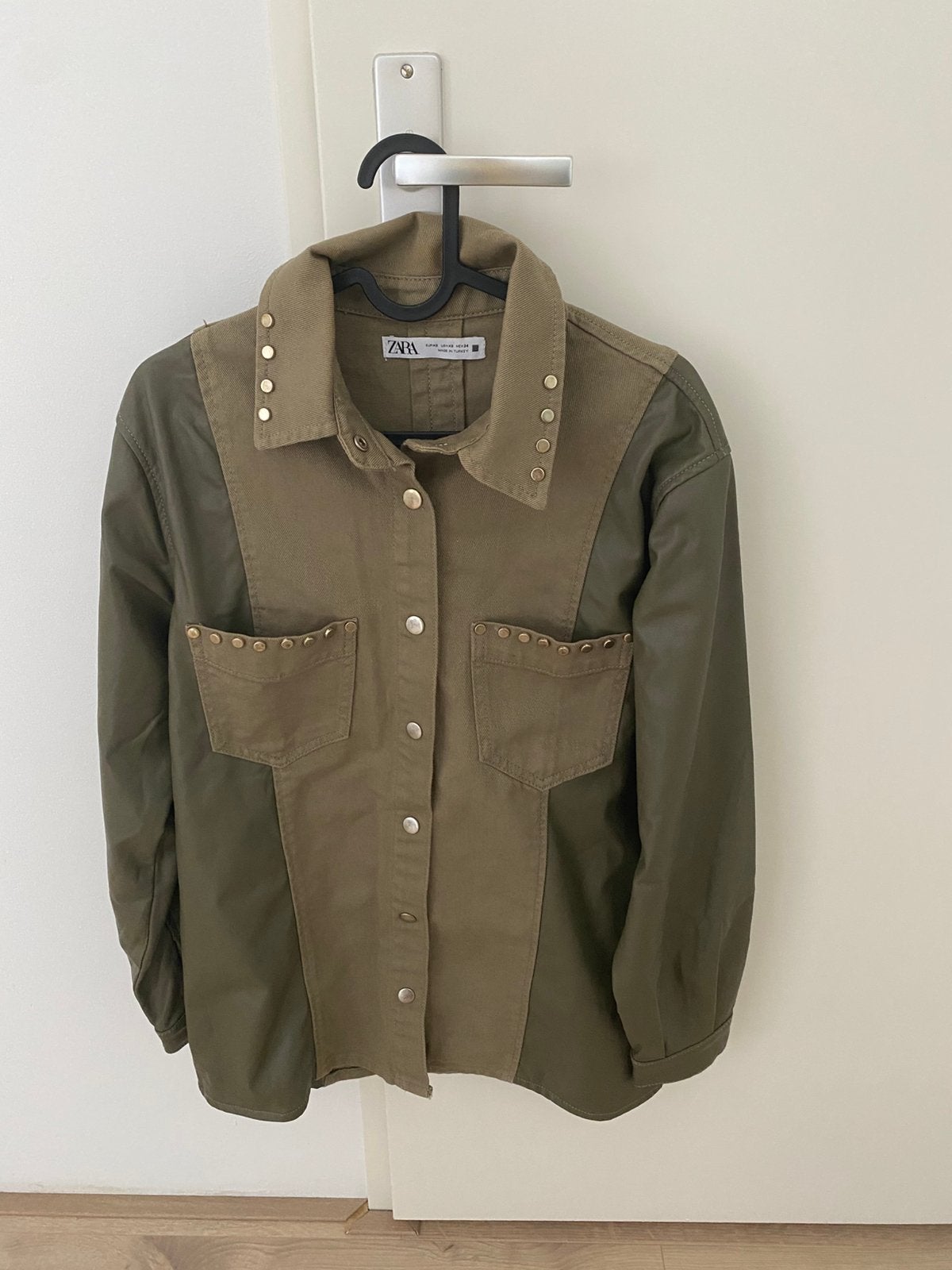 Zara overshirt met studs - Groen/Beige, Ophalen of Verzenden, Jasje, Maat 34 (XS) of kleiner, Gedragen