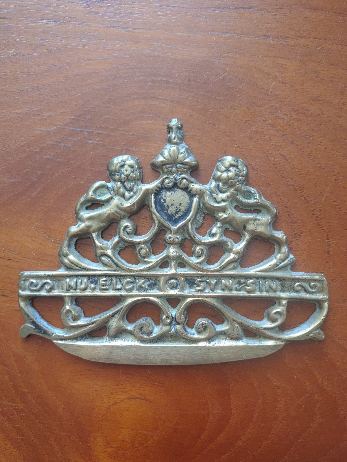 Messing ornament / belhek Zaanse klok - 'Nu Elck Syn Sin', Ophalen of Verzenden