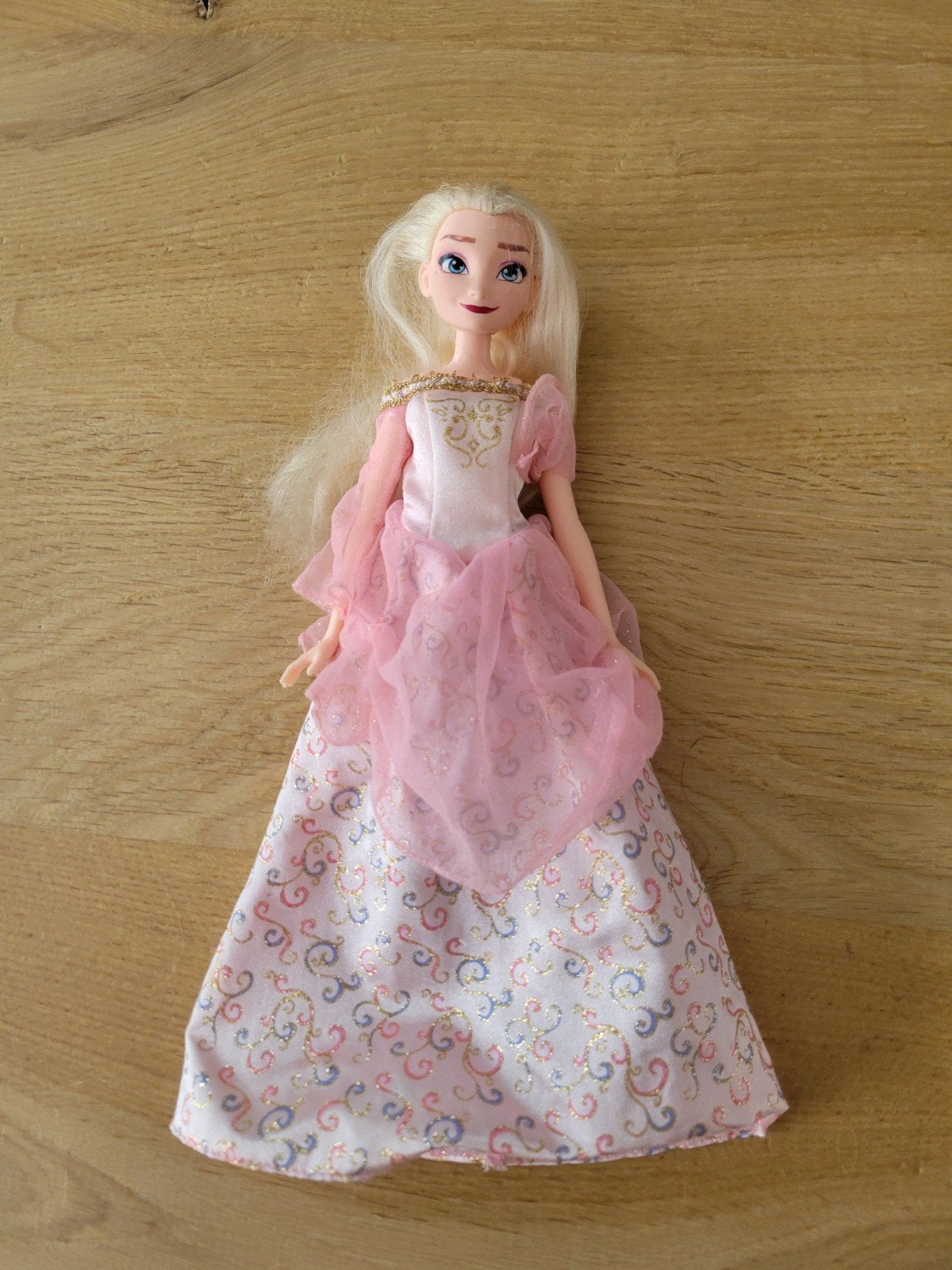 4x Elsa barbie 1x Anna van Disney, Kinderen en Baby's, Speelgoed | Poppen, Ophalen of Verzenden, Barbie