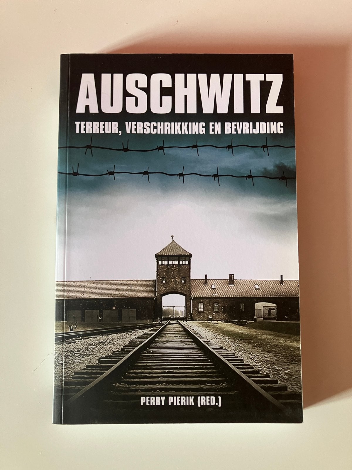 Auschwitz Terreur verschrikking en bevrijding - Perry Pierik, Ophalen of Verzenden, Tweede Wereldoorlog, Zo goed als nieuw, Algemeen
