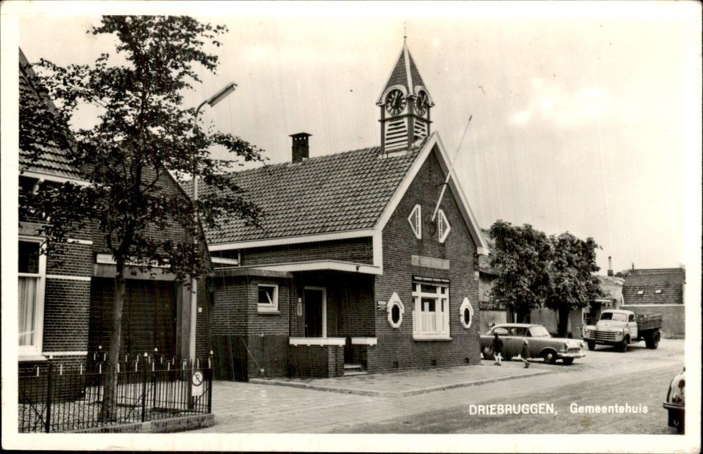 Driebruggen - Gemeentehuis - Voorgevel met toren, Ophalen of Verzenden, 1940 tot 1960, Ongelopen, Zuid-Holland
