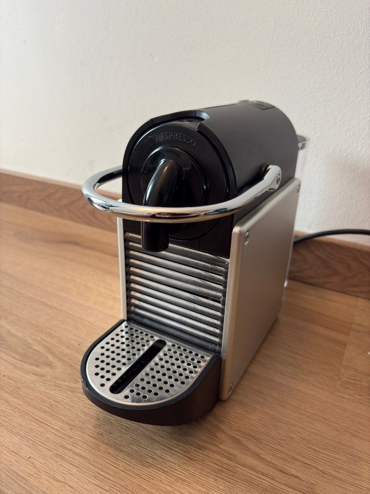 Nespresso Pixie Koffiezetapparaat + Bestron Melkopschuimer, Witgoed en Apparatuur, Koffiezetapparaten, Ophalen, Zo goed als nieuw