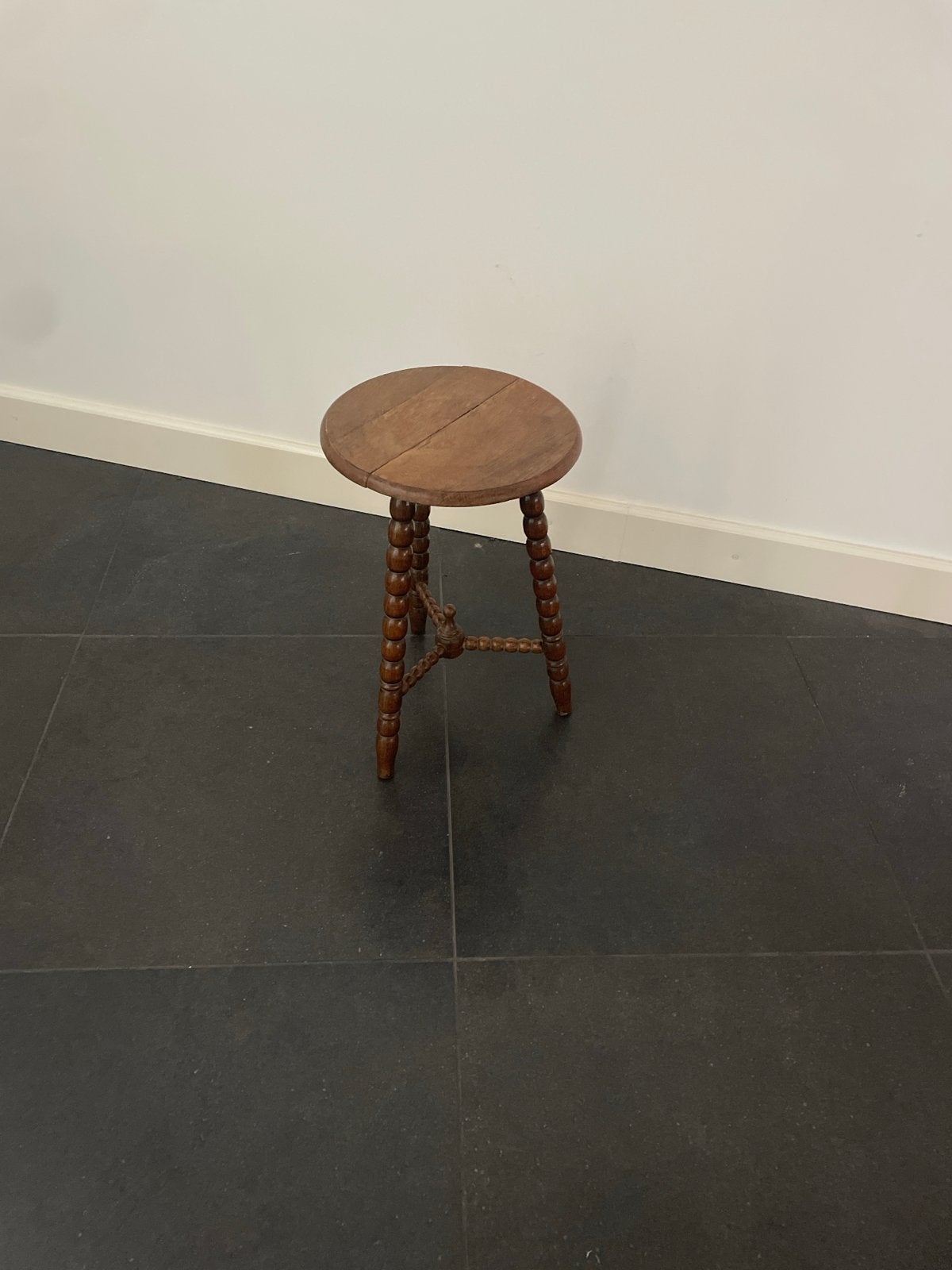 Antieke houten kruk met gedraaide poten, Ophalen