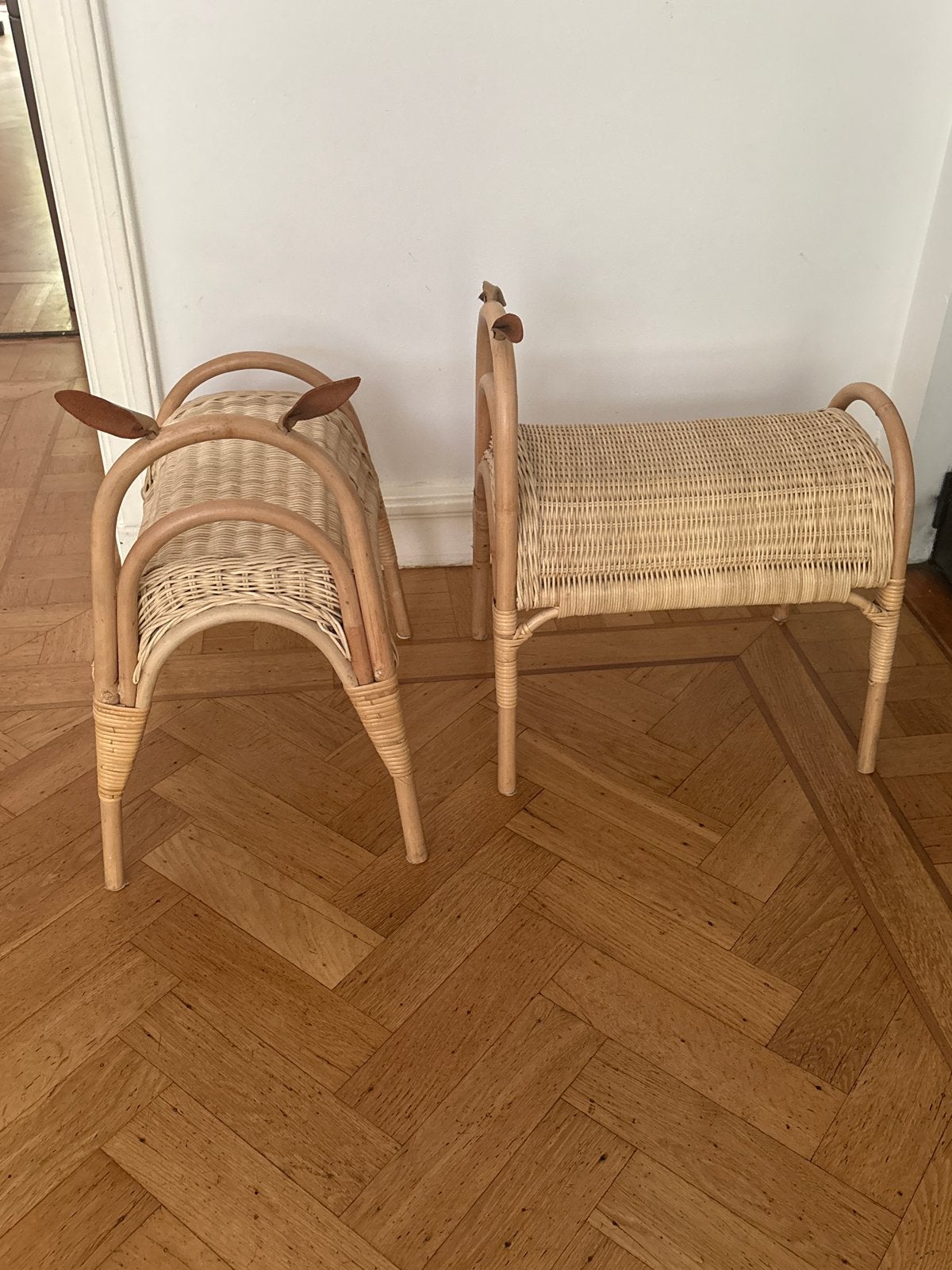 Set van 2 rotan krukjes/bankjes (zgan,newprijs per stuk 70€), Kinderen en Baby's, Kinderkamer | Tafels en Stoelen, Ophalen, Zo goed als nieuw
