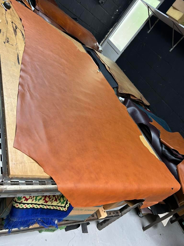 Cognac kleur halve huid 1.3 mm dikte iets stug&glad A-292, Hobby en Vrije tijd, Stoffen en Lappen, Bruin, Leer of Kunstleer, Ophalen of Verzenden