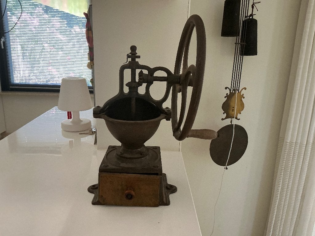 Gietijzeren koffiemolen, Ophalen