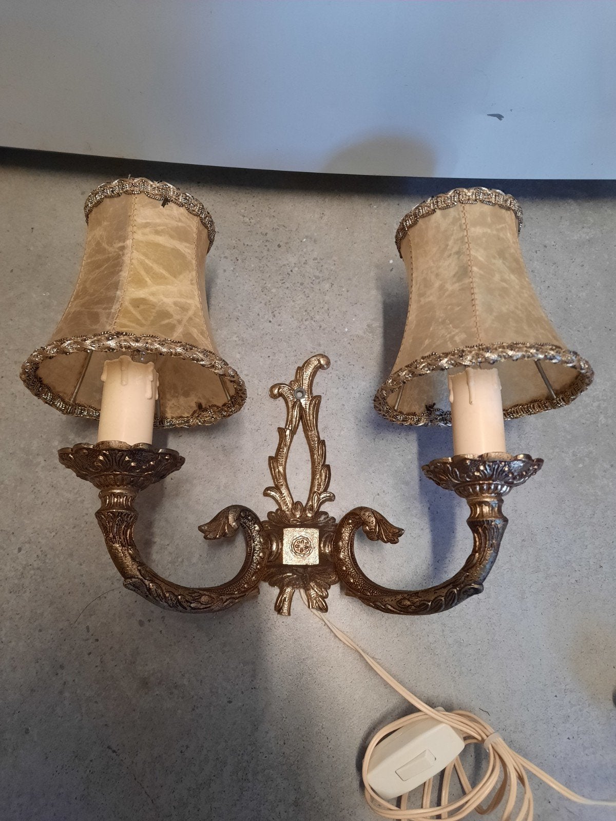 vintage retro  antiek  wandlampje met leren klem kapjes, Ophalen of Verzenden, Gebruikt, Glas