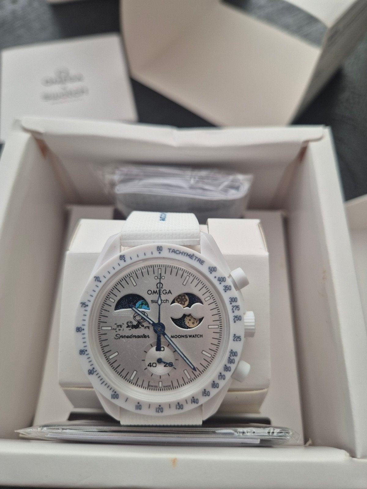 Omega x Swatch Moonswatch Mission to the Moonphase Snoopy, Sieraden, Tassen en Uiterlijk, Horloges | Heren, Kunststof, Polshorloge