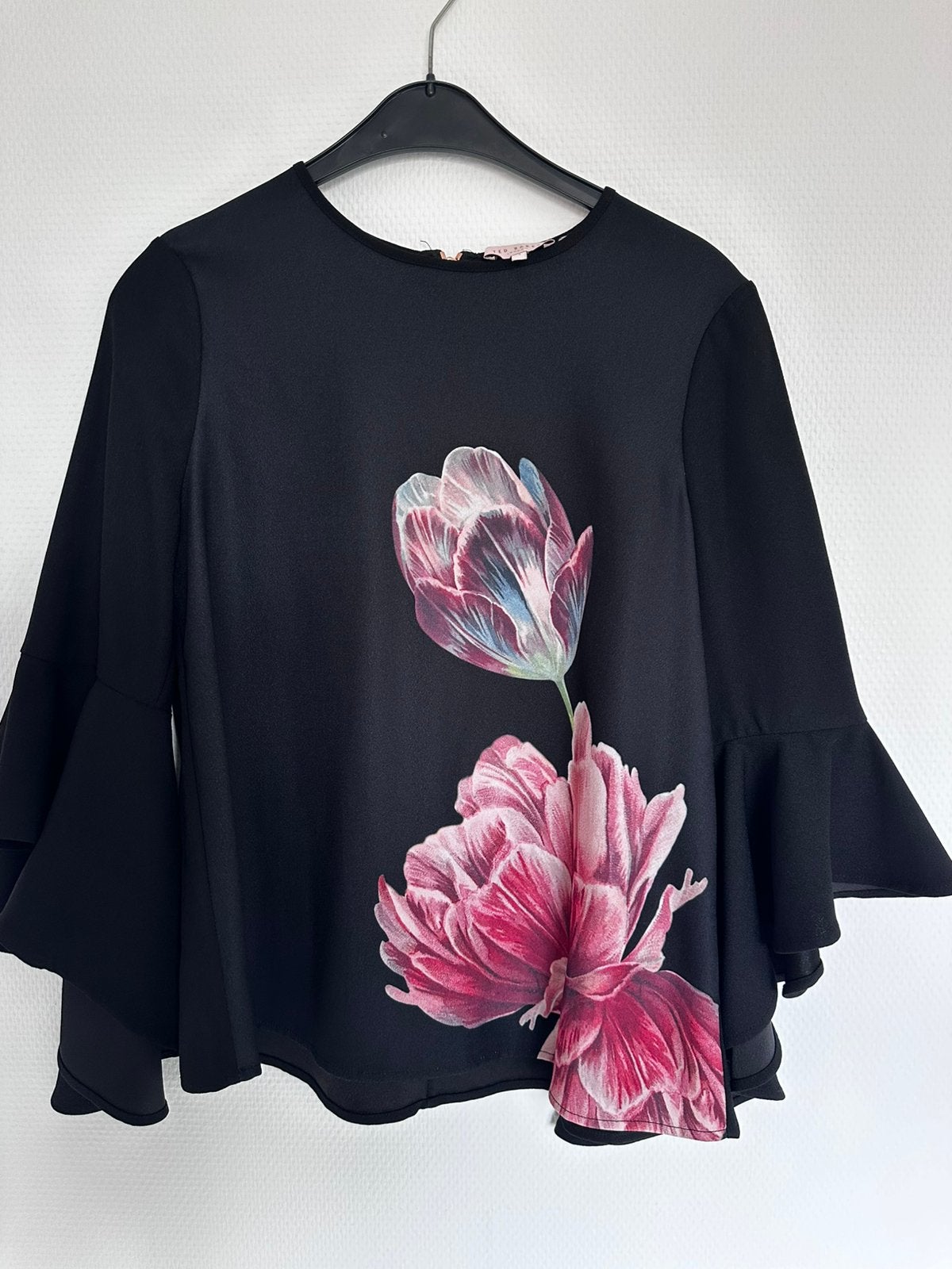 Ted Baker top met bloemenprint – maat 2, Ophalen of Verzenden, Zo goed als nieuw, Maat 38/40 (M), Zwart