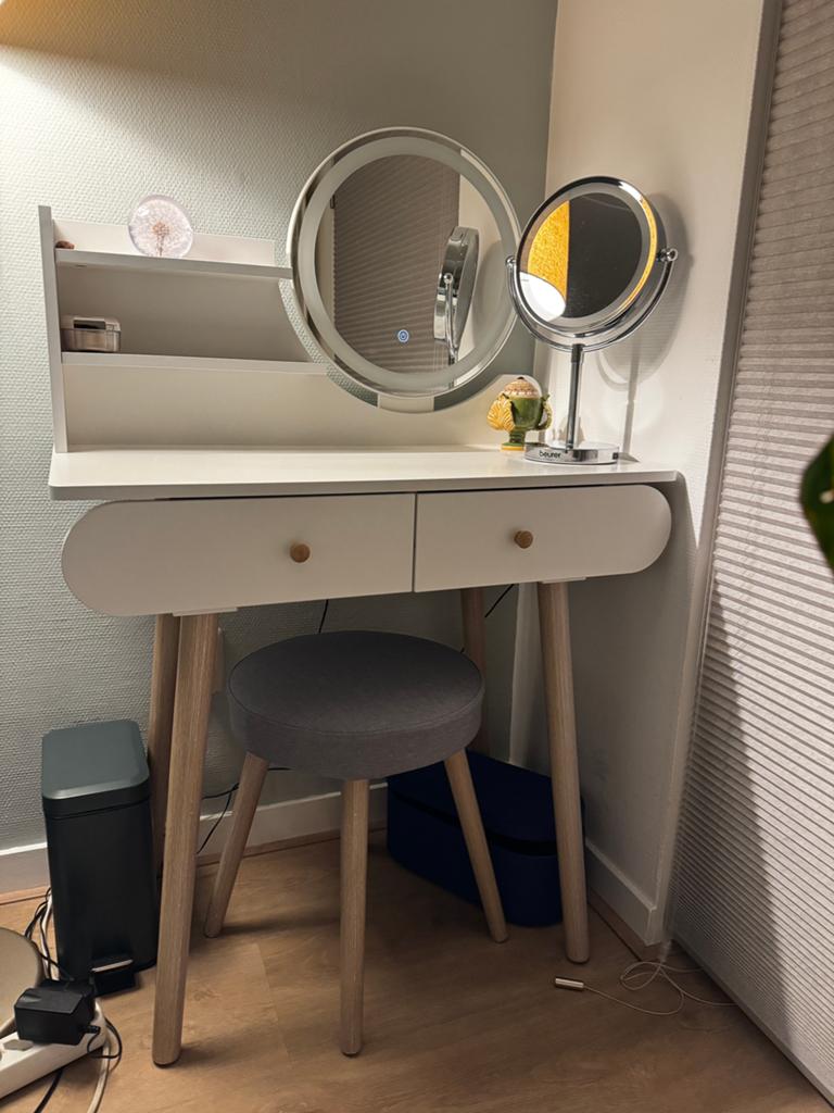 Make-up table with LED light and seat, Huis en Inrichting, Ophalen, Kunststof, 50 tot 100 cm, Zo goed als nieuw