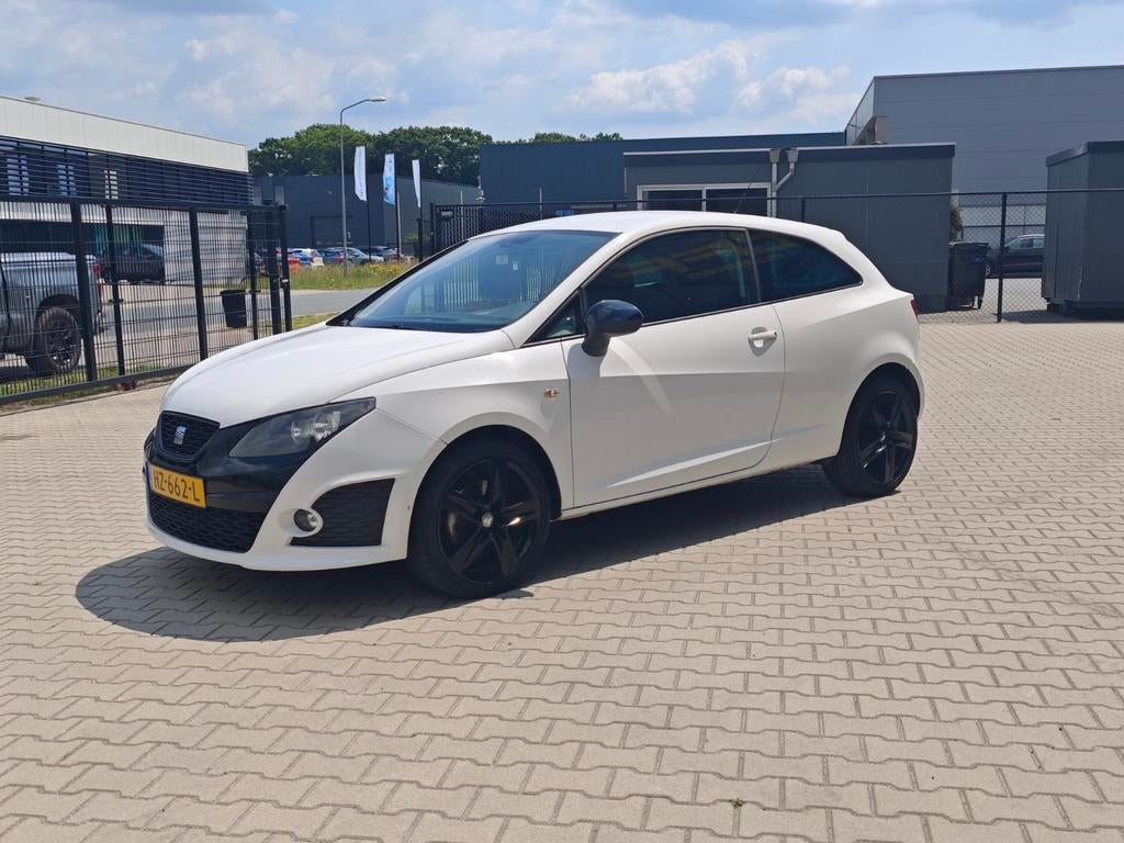 Seat Ibiza 1.4 TSI 110KW AUT 2010 Wit, Auto's, Stof, Zwart, 4 cilinders, 620 kg