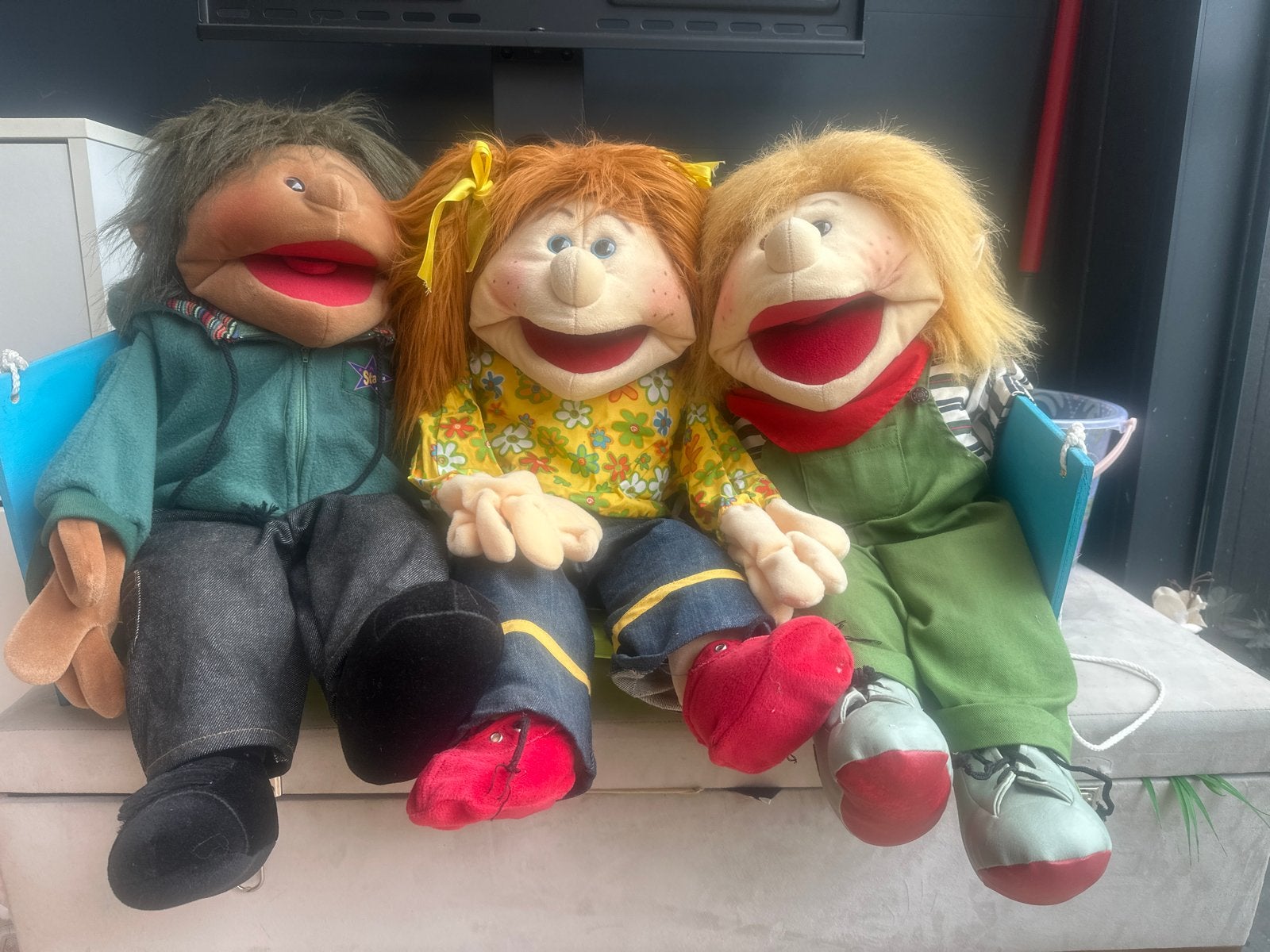 Set van 3 vrolijke living puppet handpoppen  met een bankje, Ophalen of Verzenden, Zo goed als nieuw, Overige typen