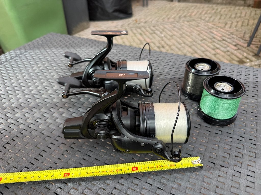 2x Daiwa Emblem 45 SCW QD + 2 reservespoelen, Ophalen of Verzenden, Zo goed als nieuw, Molen