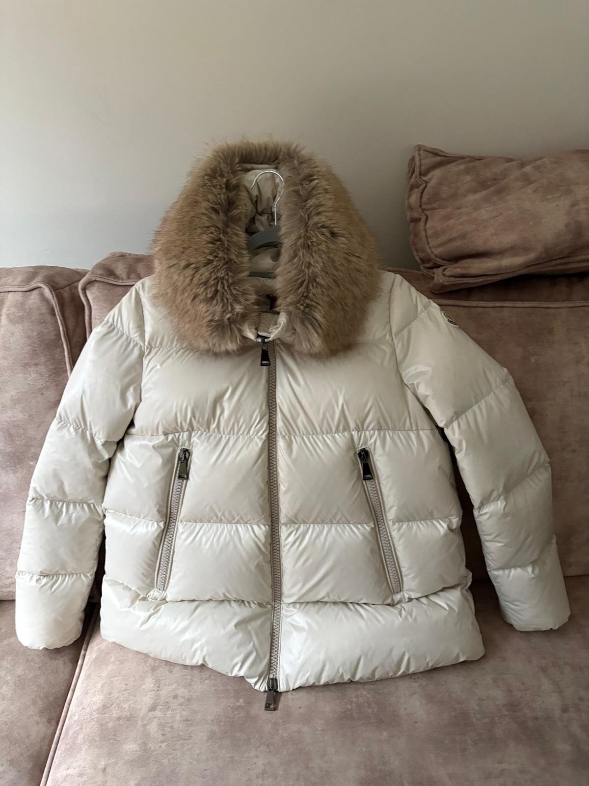 Moncler Puffer Jas met Bontkraag - Zo goed als nieuw, Maat 38/40 (M), Beige, Moncler, Ophalen of Verzenden