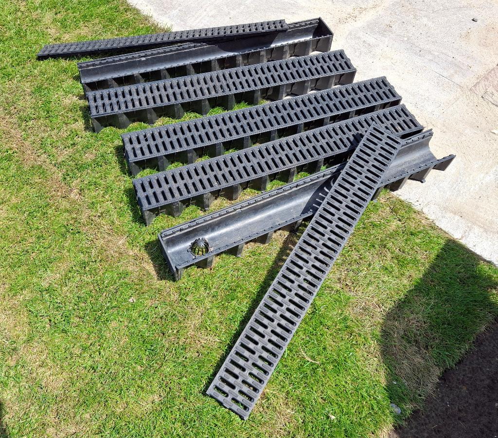 5 meter lange kunststof lijngoot, Tuin en Terras, Tegels en Klinkers, Ophalen, Kunststof, Overige typen, Zo goed als nieuw