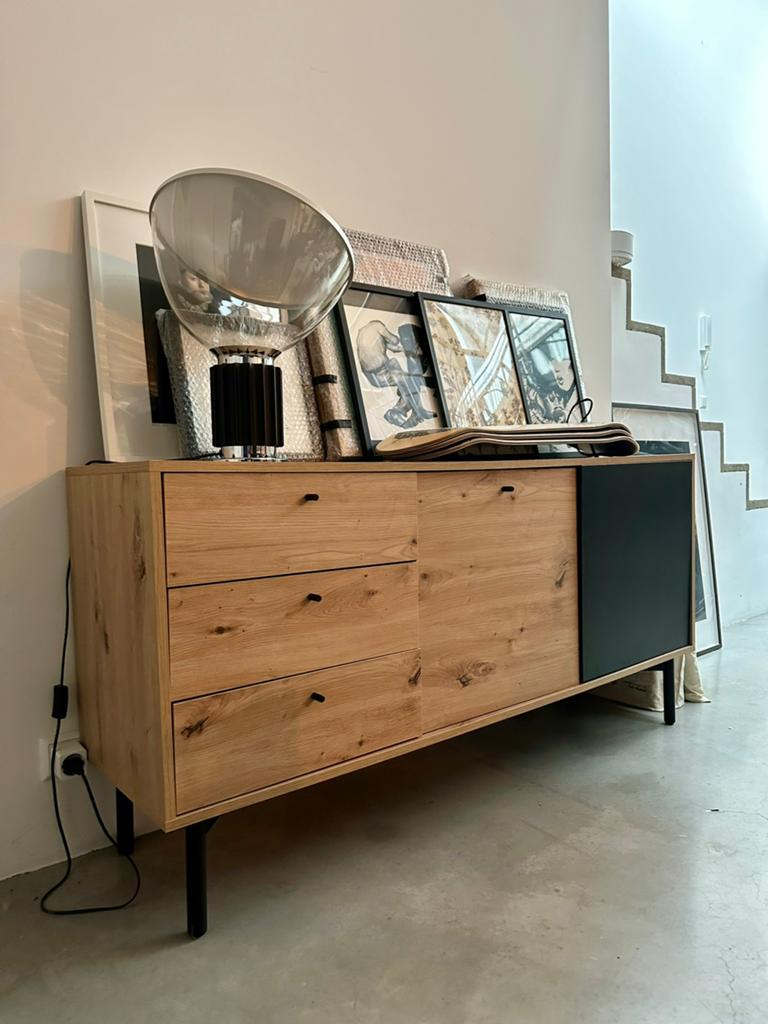 Modern Dressoir / sideboard - eiken look met zwart 151x41x74, Huis en Inrichting, Ophalen, 150 tot 200 cm, Eikenhout, Zo goed als nieuw