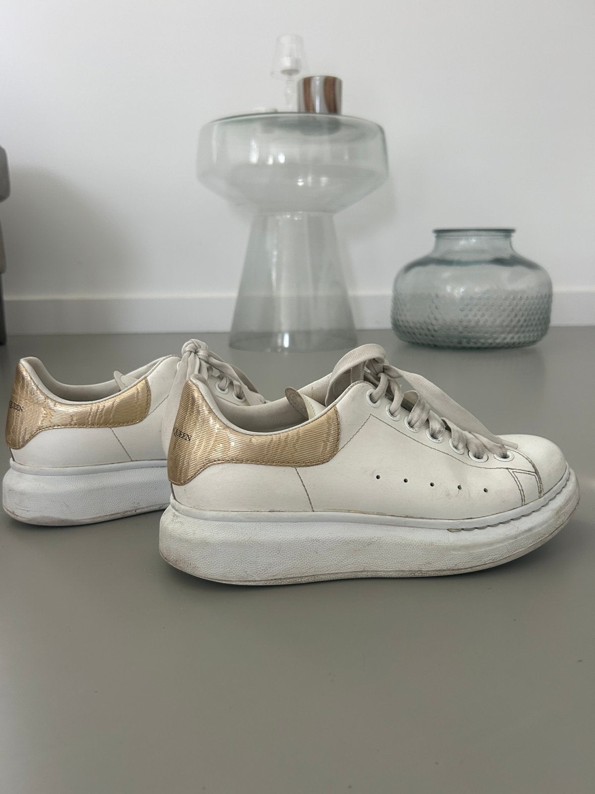 Alexander McQueen schoenen wit met goud detail., Kleding | Dames, Wit, Ophalen of Verzenden, Sneakers of Gympen, Gedragen