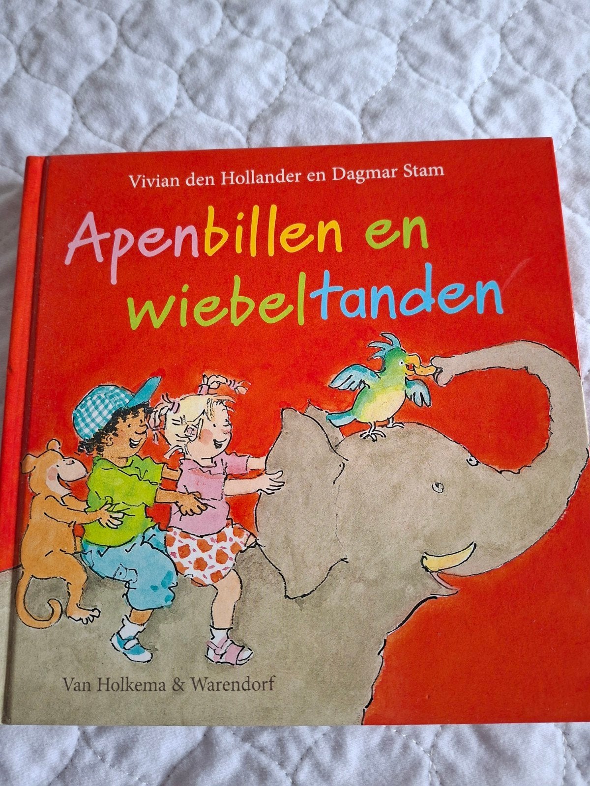 Apenbillen en Wiebeltanden - Vivian den Hollander, Ophalen of Verzenden, Zo goed als nieuw, Vivian den Hollander, Fictie algemeen