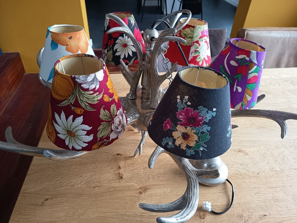 unieke kroonluchter met stalen gewei en fleurige kapjes, Huis en Inrichting, Lampen | Kroonluchters, Ophalen, Gebruikt, Klassiek, modern, eigentijds, landelijk
