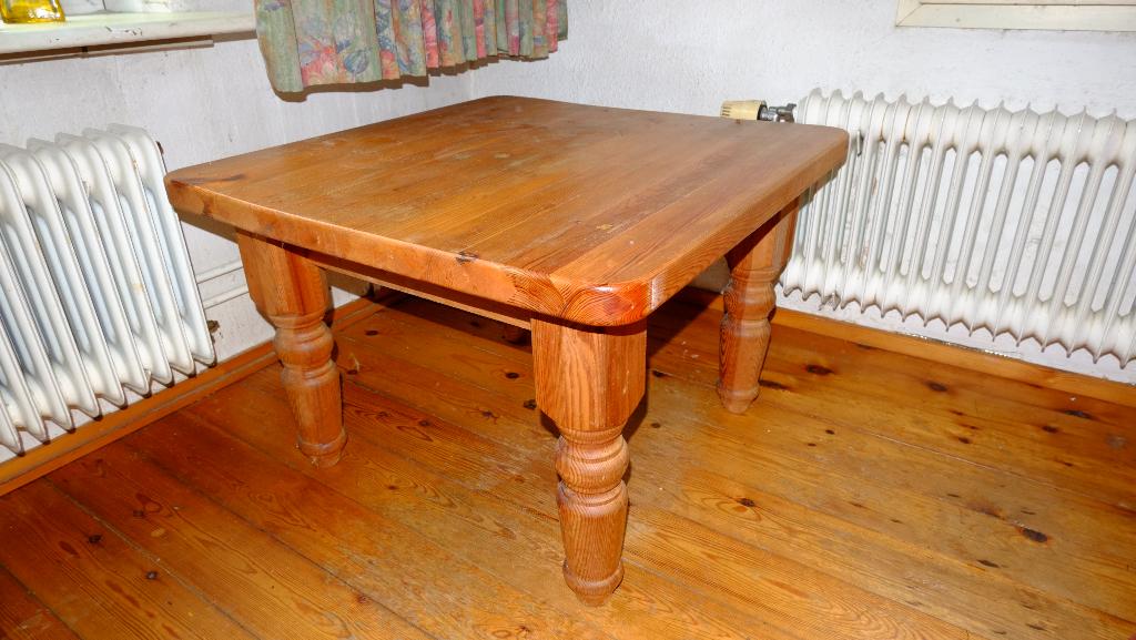 Klein tafeltje, Gebruikt, Vierkant, 55 tot 75 cm, Hout