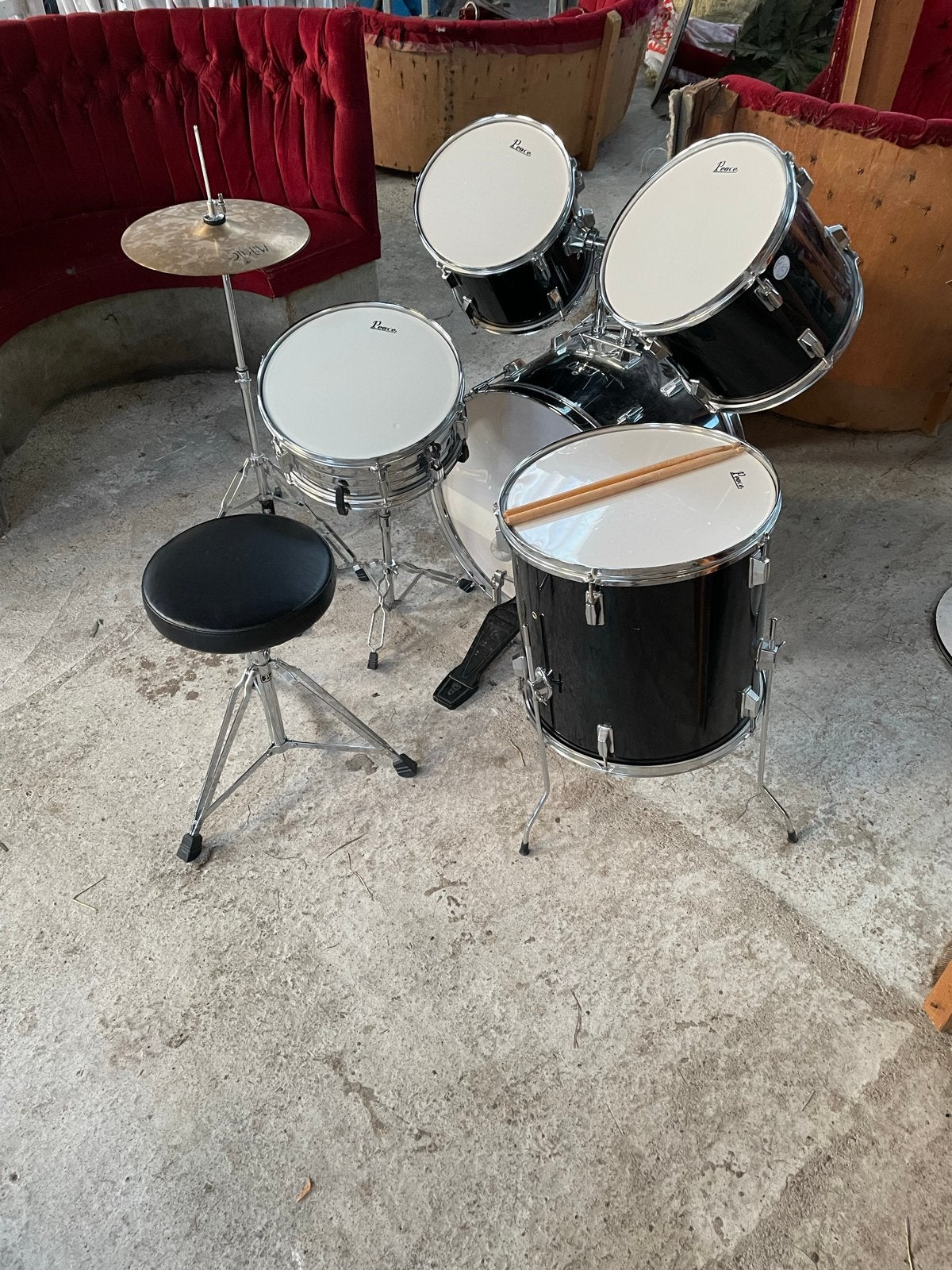 Compleet drumstel met kruk en bekkens, Ophalen of Verzenden, Gebruikt, Overige merken
