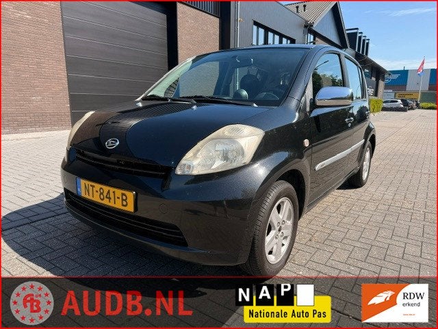 Daihatsu Sirion 2 1.3-16V Comfort | AUTOMAAT|KOUDE AIRCO|ELE, Auto's, Daihatsu, Gebruikt, 4 cilinders, 959 kg, Zwart