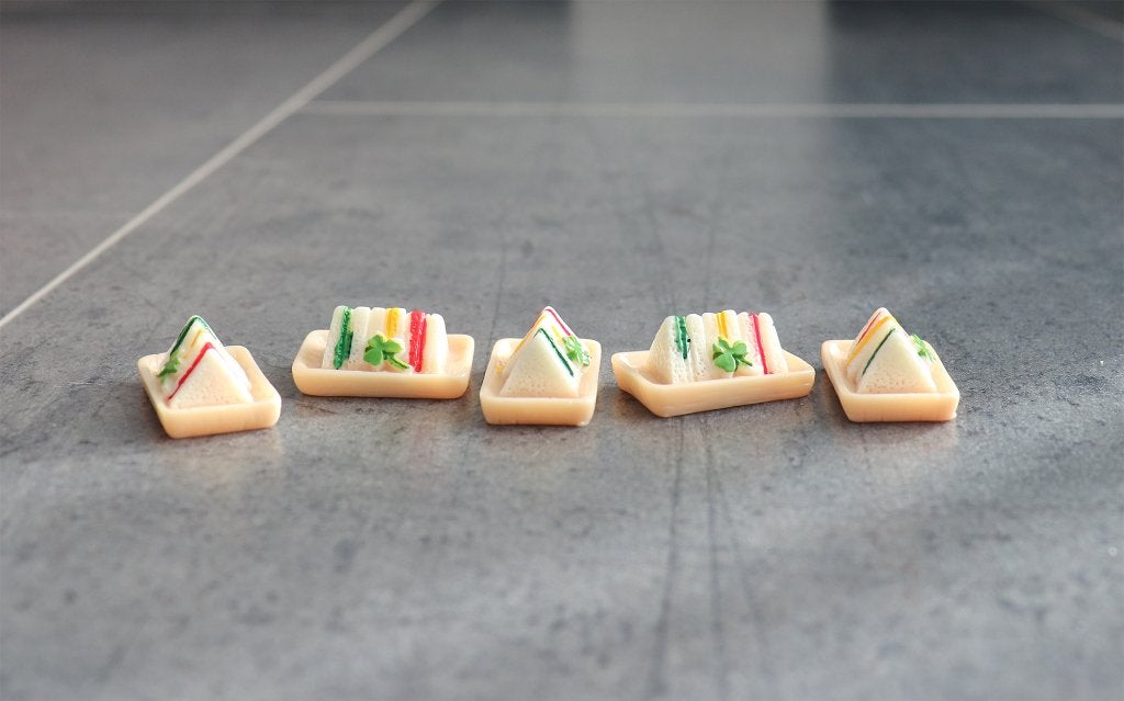 Schaal bord met boterhammen brood miniatuur 1:12 - 1st, Ophalen of Verzenden, Nieuw, Decoratie