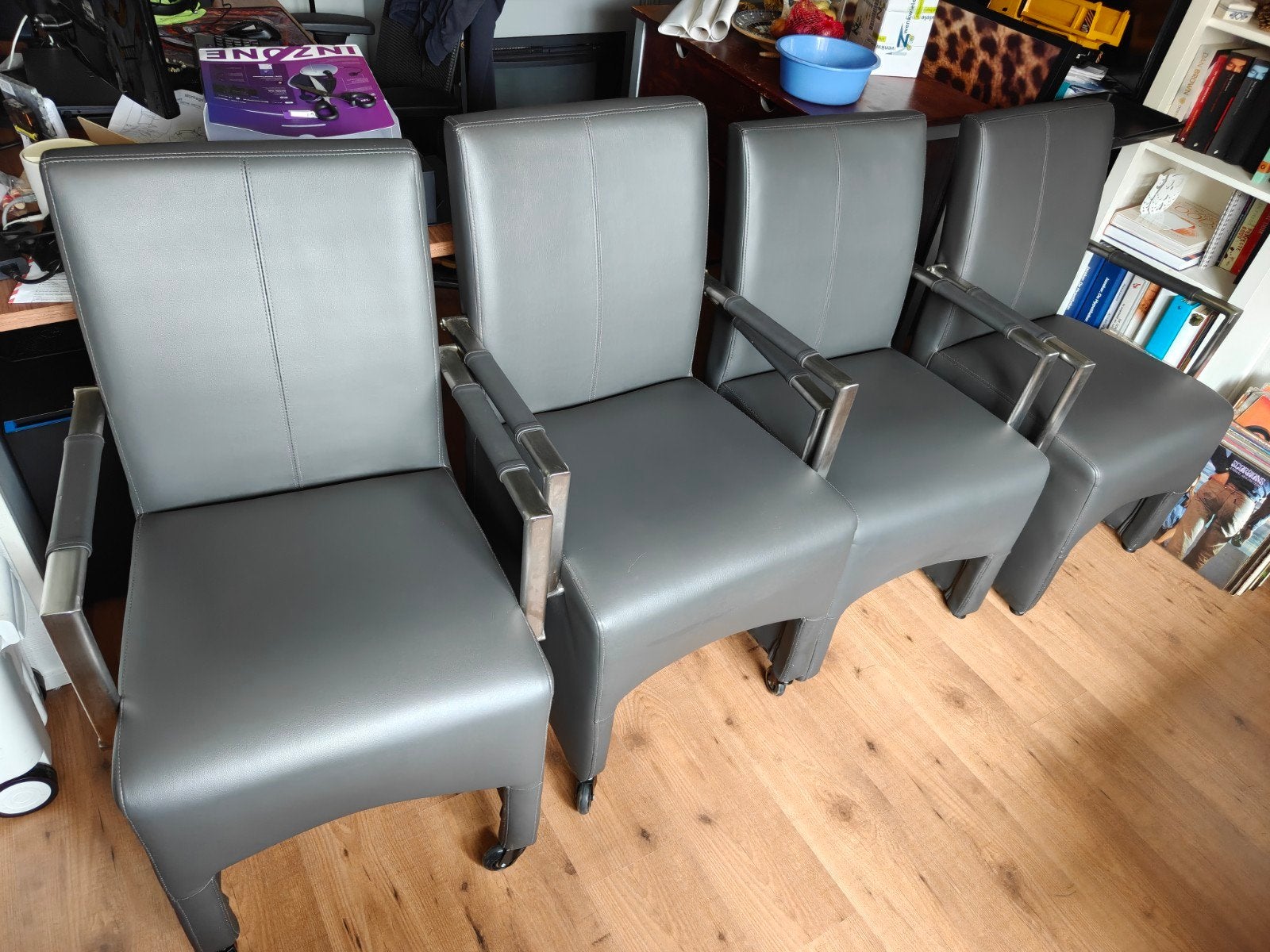 Nette stoelen met gebruikerssporen, optionele wielen, Huis en Inrichting, Ophalen, Gebruikt, Vier, Grijs
