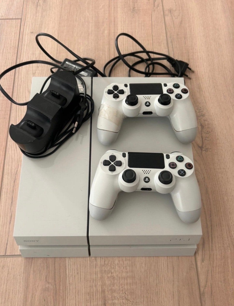 PlayStation 4 Slim met 2 controllers en oplaadstation, Spelcomputers en Games, Ophalen of Verzenden, Gebruikt, Met 2 controllers