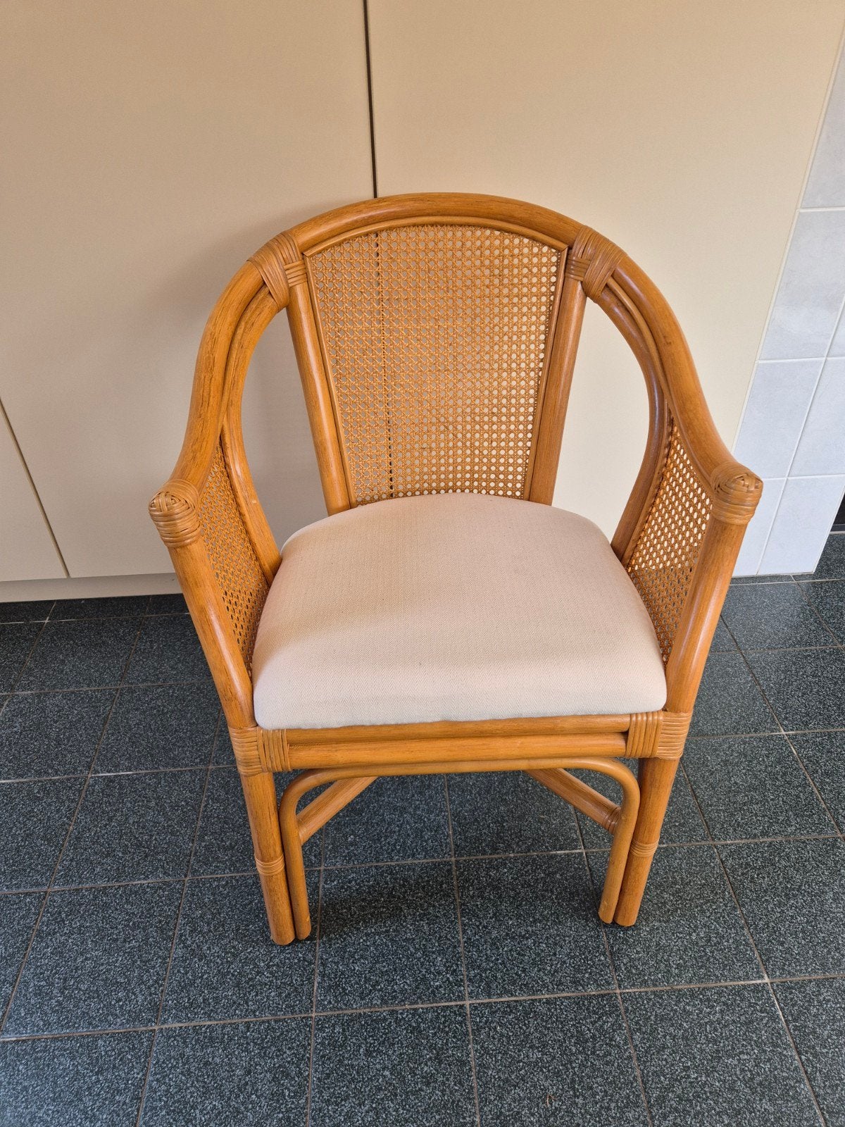 Rotan stoel met kussen ( 4 stuks), Huis en Inrichting, Ophalen, Gebruikt, Overige kleuren, Eén